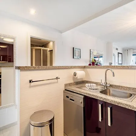 Lovely With Stunning Sea View, 2nd Floor Apartmán
