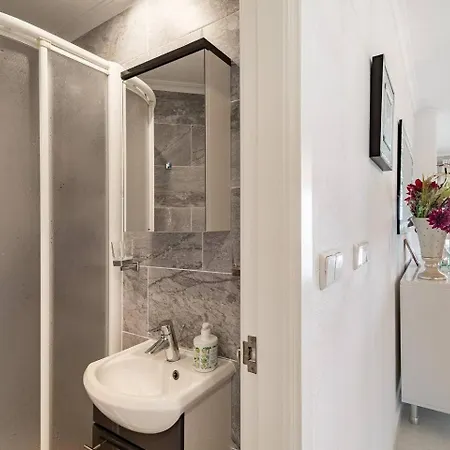 Apartmán Lovely With Stunning Sea View, 2nd Floor *