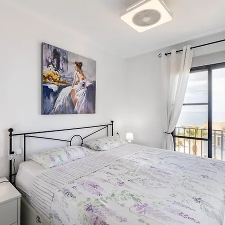 Apartmán Lovely With Stunning Sea View, 2nd Floor